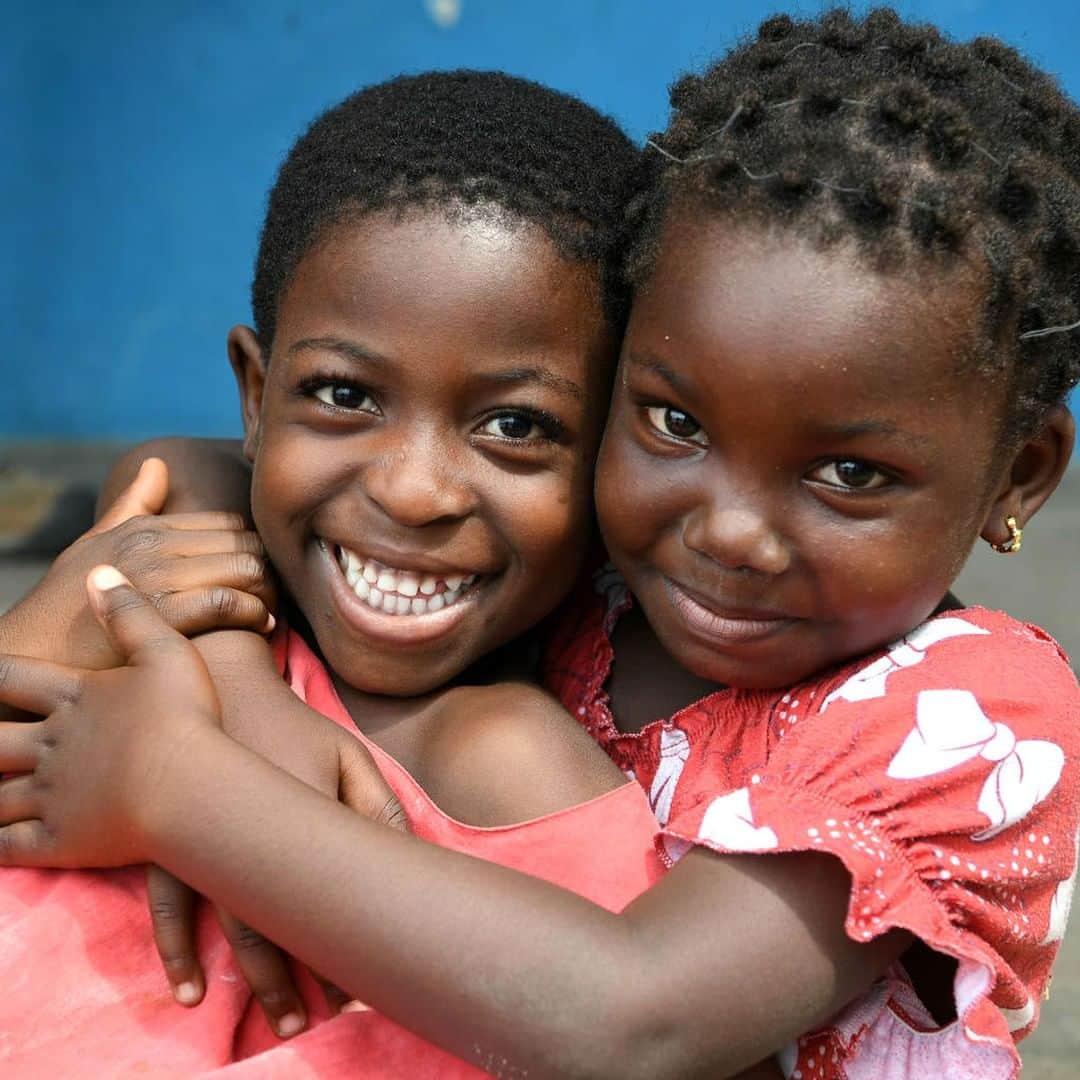 unicefさんのインスタグラム写真 - (unicefInstagram)「Spread some ❤️ today.  #ForEveryChild, friendship. © UNICEF/UN0288499// Frank Dejongh @unicefcotedivoireci」4月3日 0時45分 - unicef