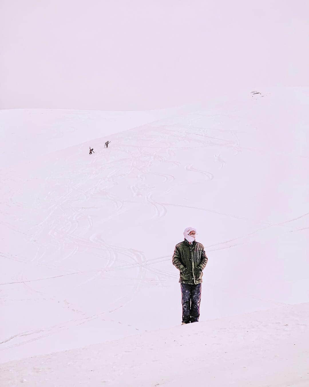 appleさんのインスタグラム写真 - (appleInstagram)「“Set in the Koh-i-Baba mountains in Afghanistan’s central highlands, the country’s last peaceful region, the Bamyan Ski Club hosts the annual Afghan Ski Challenge. Although small-scale, it is a tall reminder of what Afghanistan could be if the war ends.” #photojournalism #ShotoniPhone by Jim H. @jimhuylebroek」4月3日 0時47分 - apple