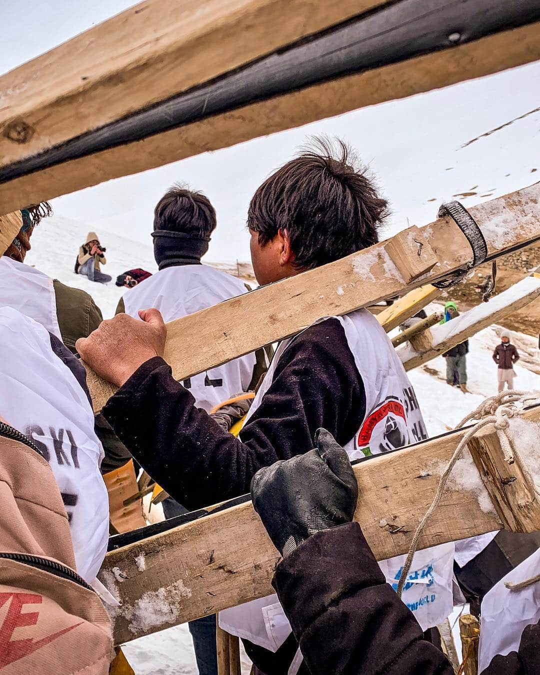 appleさんのインスタグラム写真 - (appleInstagram)「“Set in the Koh-i-Baba mountains in Afghanistan’s central highlands, the country’s last peaceful region, the Bamyan Ski Club hosts the annual Afghan Ski Challenge. Although small-scale, it is a tall reminder of what Afghanistan could be if the war ends.” #photojournalism #ShotoniPhone by Jim H. @jimhuylebroek」4月3日 0時47分 - apple