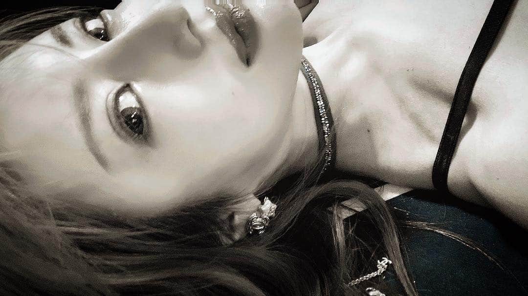 dj..琴さんのインスタグラム写真 - (dj..琴Instagram)「全てを知ろうとしなくていい  あゆの#evolution  現実は裏切るもので判断さえ 誤るからねそこにある価値は その目でちゃんと見極めていてね 自分のものさしで  ここの#歌詞  #深い  そうだね僕達新しい時代を 迎えたみたいで奇跡的かもね 二度とはちょっと味わえないよね もう一度 思い出して ※この地球に生まれついた日 きっと何だか嬉しくて きっと何だか切なくて 僕達は泣いていたんだ wow year wow year wow wow year  現実は裏切るもので判断さえ 誤るからねそこにある価値は その目でちゃんと見極めていてね 自分のものさしで  こんな時代に生まれついたよ だけど何とか進んでって だから何とかここに立って 僕達は今日を送ってる wow year wow year wow year  こんな地球に生まれついたよ 何だかとても嬉しくて 何だかとても切なくて 大きな声で泣きながら wow year wow year wow wow year  こんな時代に生まれついたよ だけど君に出会えたよ  こんな地球に生まれついたよ だから君に出会えたよ  こんな時代に生まれついたよ だけど何とか進んでって だから何とかここに立って 僕らは今日を送ってる wow year wow year wow wow year」4月3日 0時50分 - koto5555