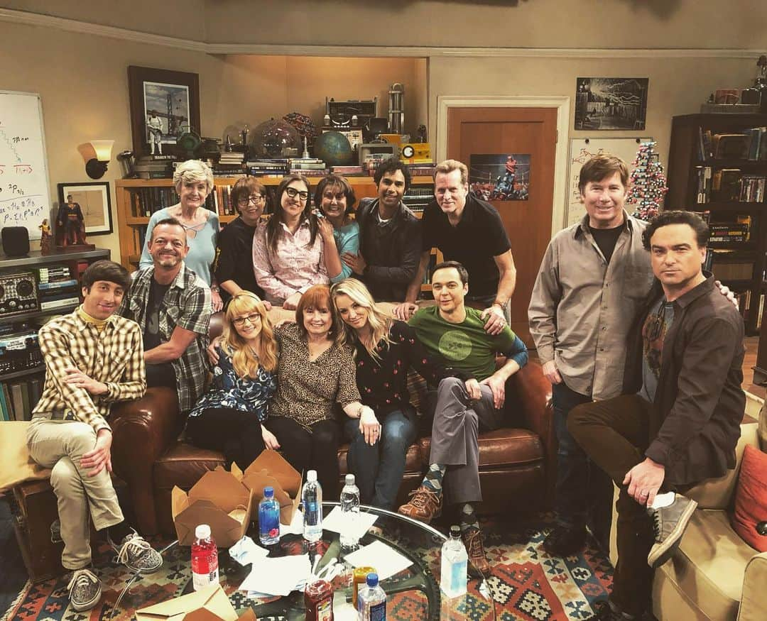 ジョニー・ガレッキさんのインスタグラム写真 - (ジョニー・ガレッキInstagram)「As our remaining days on the @bigbangtheory_cbs stage dwindle, I will be occasionally posting each department of our amazing crew and staff who have worked very hard all these years and receive much too little credit for it. Here we have our “Second Team” or Stand-In Artists... @daddyjohnnyv @markbarrett98 #blanesavage #sandijohnson #gildastratton #ronidressel #phyllistimbes and #simonhelberg @themelissarauch @missmayim @kaleycuoco @kunalkarmanayyar @therealjimparsons」4月3日 0時50分 - sanctionedjohnnygalecki