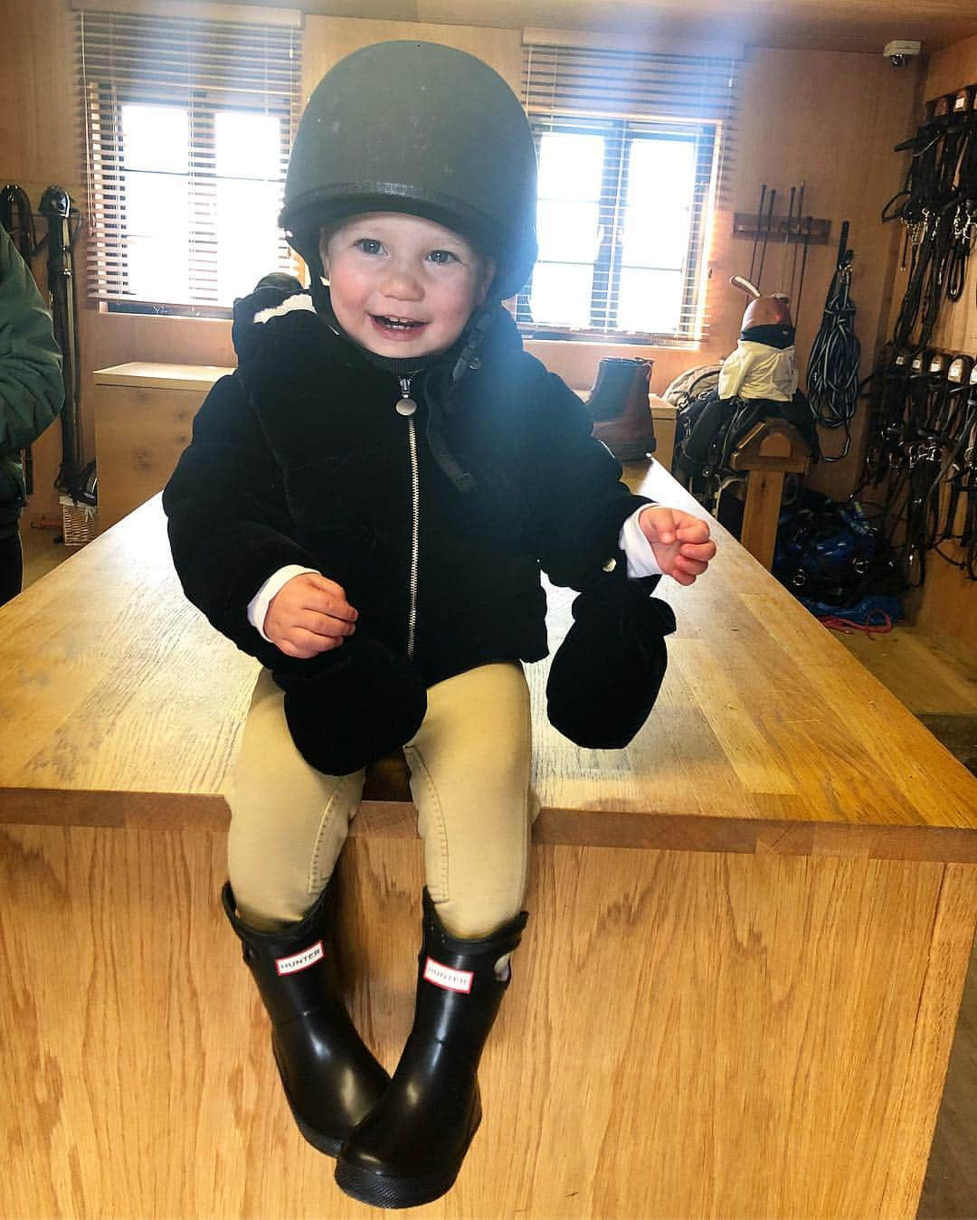 サム・フェアーズさんのインスタグラム写真 - (サム・フェアーズInstagram)「🐴 here she goes my little horse rider 😍」4月3日 0時52分 - samanthafaiers