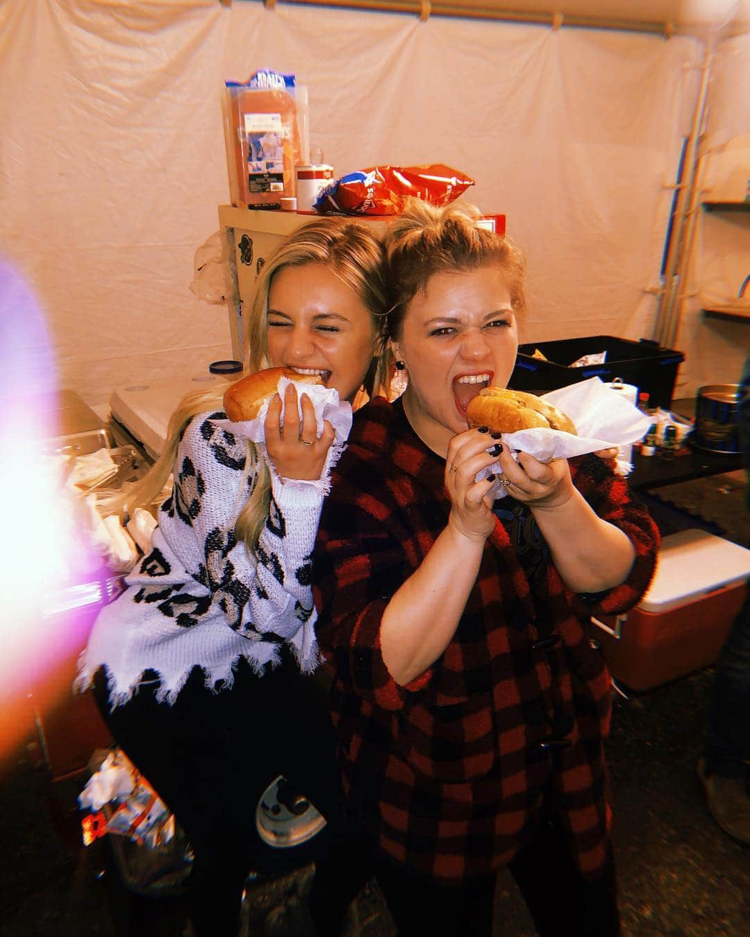 Kelsea Balleriniさんのインスタグラム写真 - (Kelsea BalleriniInstagram)「The greatest gift as an opening act is having a front row seat to watch and learn how successful artists steer their ships. Anyone who knows me knows I have always been a Kelly super fan, but after watching her flawlessly navigate a major tour while taping The Voice and being a wife and momma while never missing a note or a beat AND being kind to everyone and making sure we were all taken care of gave me a whole new lense of respect and love for this woman. And more than all of that, the biggest lesson and reminder from this tour is the beauty in authenticity. Kelly is the most open, warm, NORMAL, and not scared to speak her mind kind of spirit, and in a society that’s filtered and tuned to perfection, she reminded me that what’s more likable than being perfect is being real. So here is us eating hot dogs. Love you @kellyclarkson 🌭❤️」4月3日 0時52分 - kelseaballerini