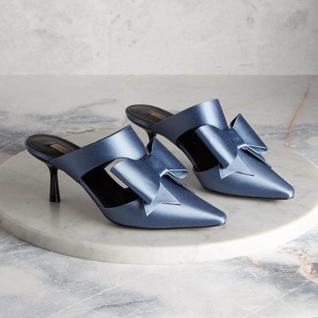 MATCHESFASHION.COMさんのインスタグラム写真 - (MATCHESFASHION.COMInstagram)「Statement colours and ladylike styles - shop our edit of event-ready heels at the link in bio 💙 @fabrizioviti」4月3日 0時53分 - matches