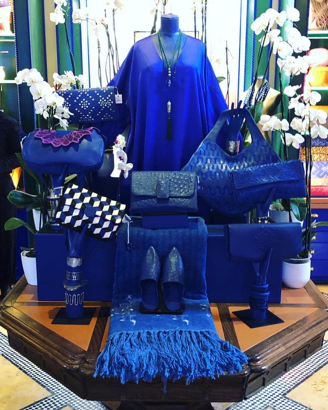 イマン・アブドゥルマジドさんのインスタグラム写真 - (イマン・アブドゥルマジドInstagram)「At the YSL boutique in the Majorelle Garden. In 1924 the French artist Jacques Majorelle constructed his largest art work, the Majorelle Garden in Marrakesh, Morocco, and painted the garden walls, fountains, features and villa in this very intense shade of blue, for which he trademarked the name Majorelle Blue. #DestinationIMAN」4月3日 0時58分 - the_real_iman
