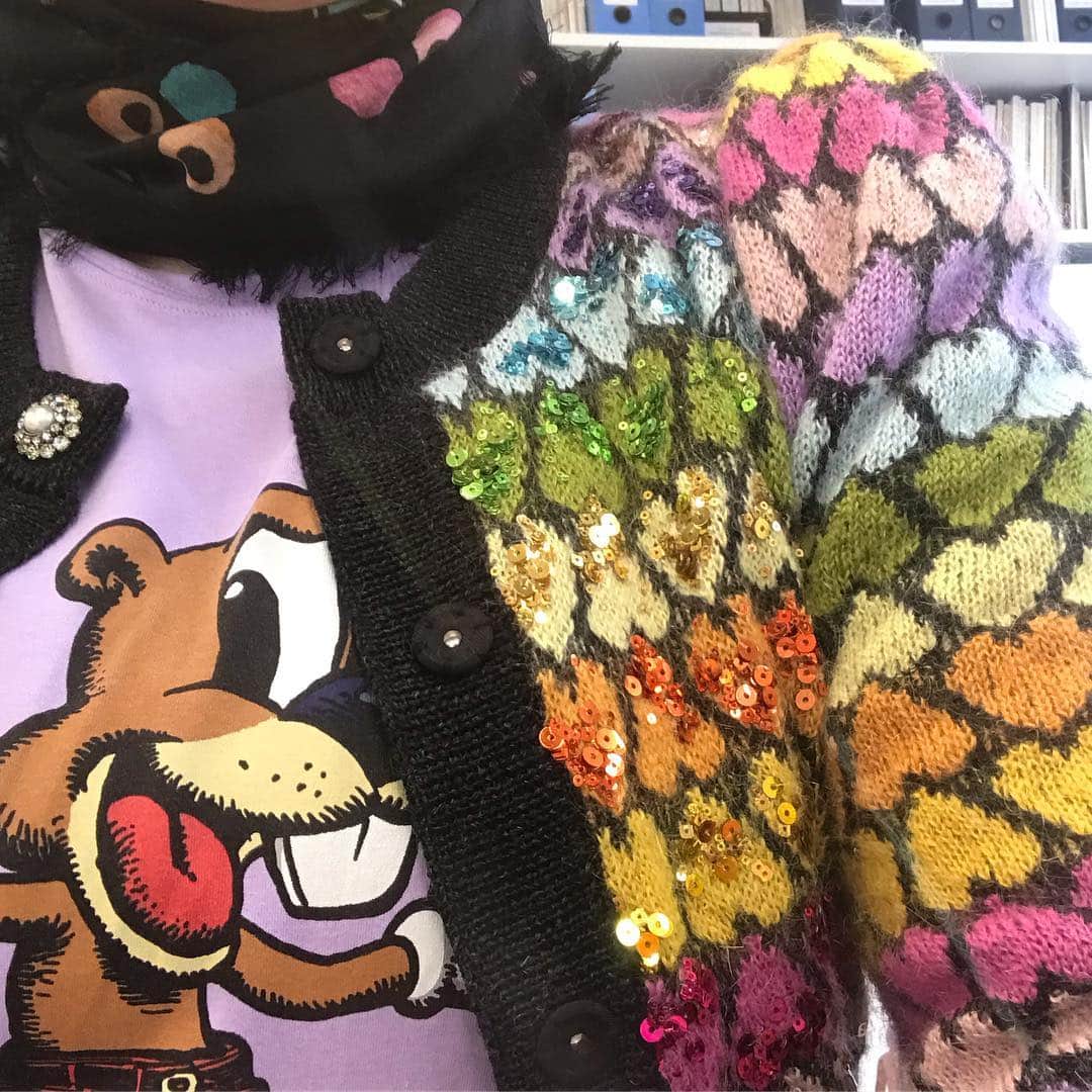 のインスタグラム：「Hey squirrel! Get your hand out of my 💖❤️💛💚💙💜 cardigan... 👋🏼🍈🍈🤭 #rcrumb #squirrelysquirrel #marcjacobs @themarcjacobs」