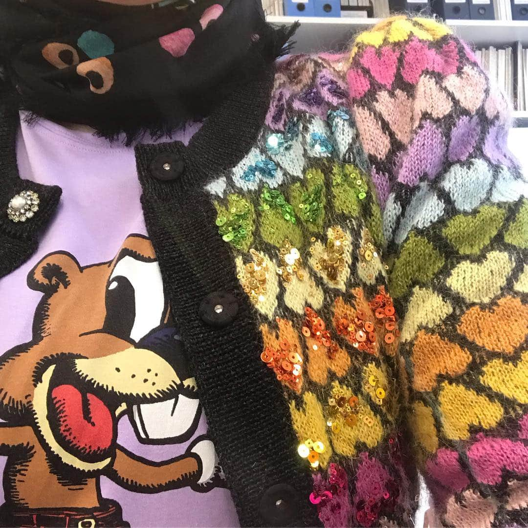 オランピアルタンさんのインスタグラム写真 - (オランピアルタンInstagram)「Hey squirrel! Get your hand out of my 💖❤️💛💚💙💜 cardigan... 👋🏼🍈🍈🤭 #rcrumb #squirrelysquirrel #marcjacobs @themarcjacobs」4月3日 0時56分 - olympialetan