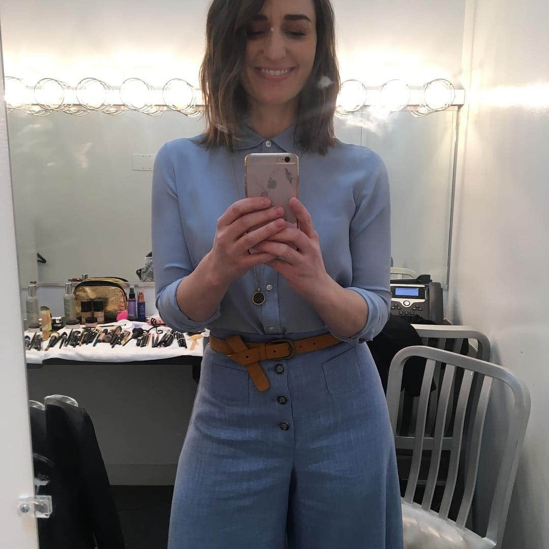 サラ・バレリスさんのインスタグラム写真 - (サラ・バレリスInstagram)「The blue look:  precious blouse @everlane precious pant @staud.clothing 💇 jemma_muradian 💄: @tobimakeup  Putting it all together: @sarahslutsky  #thankyouteam!」4月3日 0時56分 - sarabareilles