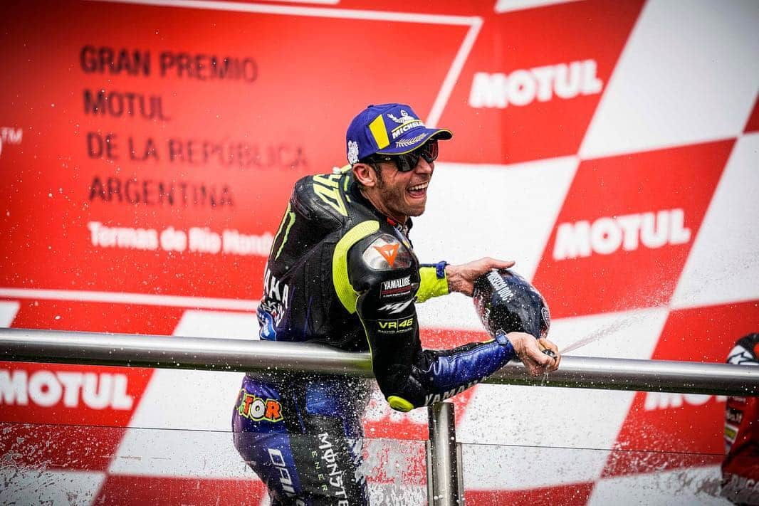 バレンティーノ・ロッシさんのインスタグラム写真 - (バレンティーノ・ロッシInstagram)「Back on the podium after a great weekend 🏆🥈🍾🥂 @yamahamotogp 📸 @gigisoldano @falex79 @jesusrobledo」4月3日 1時06分 - valeyellow46