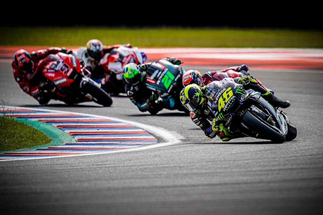 バレンティーノ・ロッシさんのインスタグラム写真 - (バレンティーノ・ロッシInstagram)「Back on the podium after a great weekend 🏆🥈🍾🥂 @yamahamotogp 📸 @gigisoldano @falex79 @jesusrobledo」4月3日 1時06分 - valeyellow46