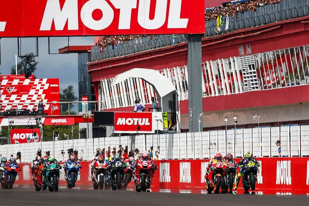 バレンティーノ・ロッシさんのインスタグラム写真 - (バレンティーノ・ロッシInstagram)「Back on the podium after a great weekend 🏆🥈🍾🥂 @yamahamotogp 📸 @gigisoldano @falex79 @jesusrobledo」4月3日 1時06分 - valeyellow46