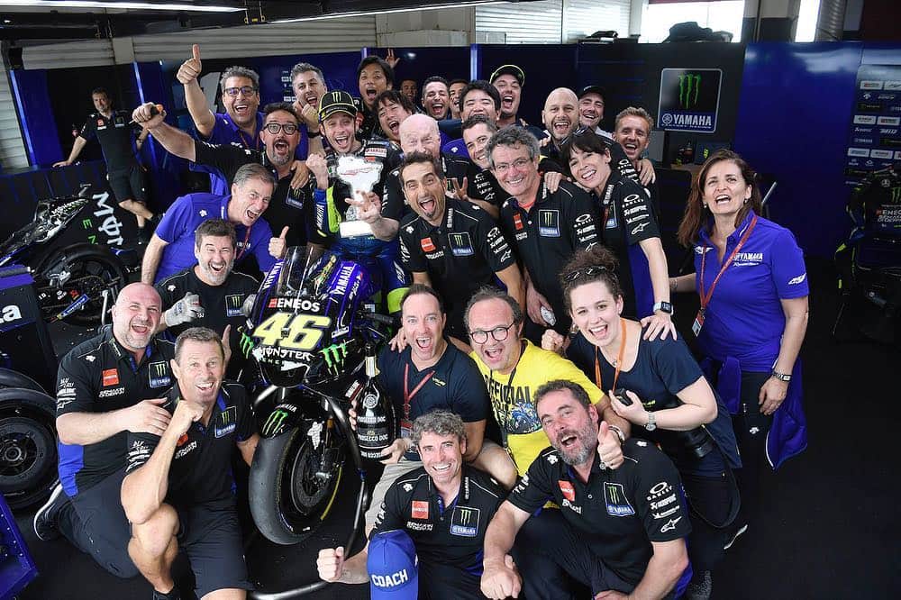 バレンティーノ・ロッシのインスタグラム：「Back on the podium after a great weekend 🏆🥈🍾🥂 @yamahamotogp 📸 @gigisoldano @falex79 @jesusrobledo」