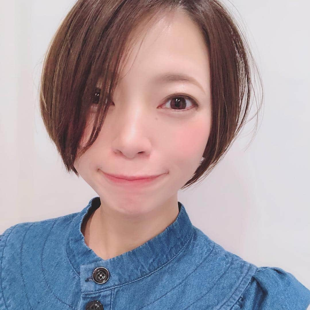 宇佐美友紀のインスタグラム：「#令和 ！って感じのショートにしました✨  自分に時間をかけられなくなることに怯えて🍼くくれる長さにキープしていたのですがお風呂にもドライにも時間がかかることに心が折れました( 笑 )  予定日まであと1ヶ月ちょい！  #出産準備 #ショートヘア #プレママ #マタママ #妊娠中 #妊娠9ヶ月 #jannedaarc #気持ちの整理 #新元号 #新元号ベビー #の予定 #ヘアスタイル #hairstyle #shorthair #shorthairstyles #表参道 #ヘアサロン」