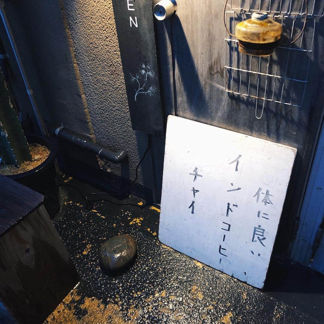 青柳文子さんのインスタグラム写真 - (青柳文子Instagram)「静岡は三島の良きお店 ☕︎ チャイがおいしかった。。 デリーあたりで、10m歩いてはインド人につかまりその度ごちそうになってなかなか道を進めないみたいな現象起きるあの飲み終わったら器を地面に叩きつけて割って捨てるタイプの、あのチャイの味を思い出しました。。いやむしろそれより美味しくて🥺  置いてる民藝品も大好物だし 近くにあったら通っちゃうなあ良き店。。」4月3日 0時59分 - aoyagifumiko