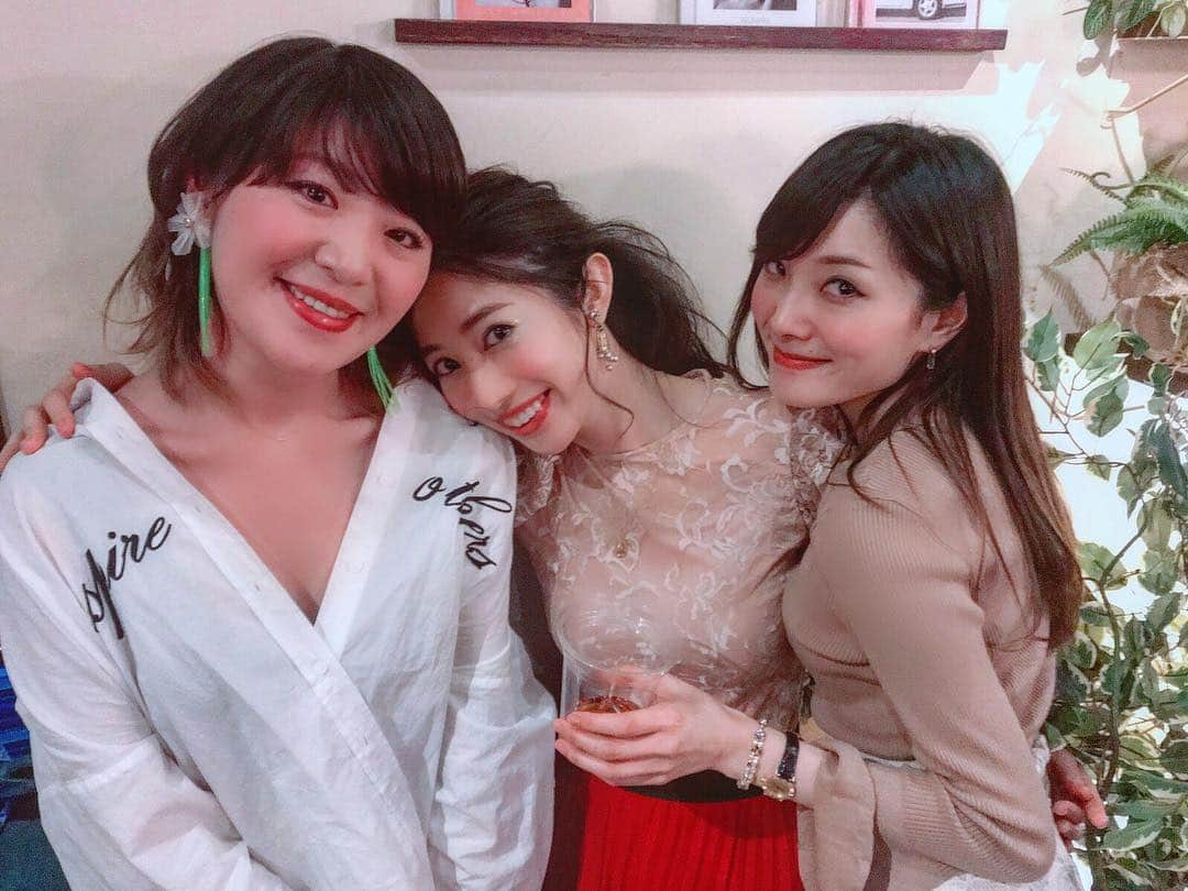 名越涼子さんのインスタグラム写真 - (名越涼子Instagram)「👭 女友達がくれる愉しさは 何にもかえがたいほど。  いたずらっ子みたいに笑ったり 母性たっぷりに微笑んだり  女ってめまぐるしくて忙しくて 面白い。  一一一一一一一一一一一一一一一一一一一一一一一一一一一一 #アラサーちゃん#女子会#デート#friends#girls#いやいや#もはや#women#大人#大人になりました#私たち#ours#happyday#ootd#女子#淑女#girlstalk#たられば娘#shibuya#渋谷#渋谷カフェ#cafe#dining#dinner#おしゃべり#語らい#女友達#友達#friends#friendship」4月3日 1時00分 - nagoshi_ryo