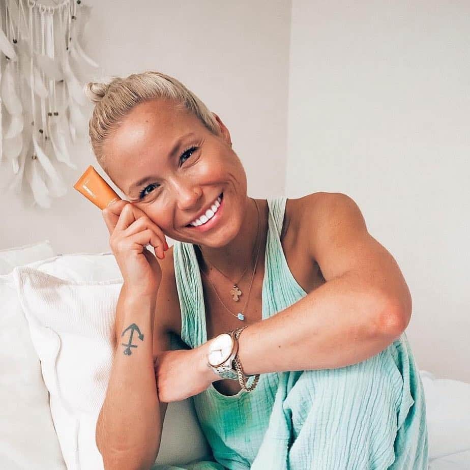 ウラヘンリクセンさんのインスタグラム写真 - (ウラヘンリクセンInstagram)「"I never wear much make-up and on most days, Ideally, I like to keep my skin clean & clear but having a product like @olehenriksen's new Banana Bright Primer that can double-up as a primer before make-up OR simply be used alone for a dewy & glowing skin is speaking my language and is absolutely perfect for me 💁🏼‍♀️⁣ ⁣ I love hardworking products that give me more than just one skin-benefit, and this little fella contains lots of Vitamin C to fight those age-signs (like my little smiling eye-wrinkles - yes, I get them too 😉) and Vitamin E to help nourish my skin aaaaall day long." - @carolinehgroth. What's your favorite thing about this primer? #Regram」4月3日 1時00分 - olehenriksen