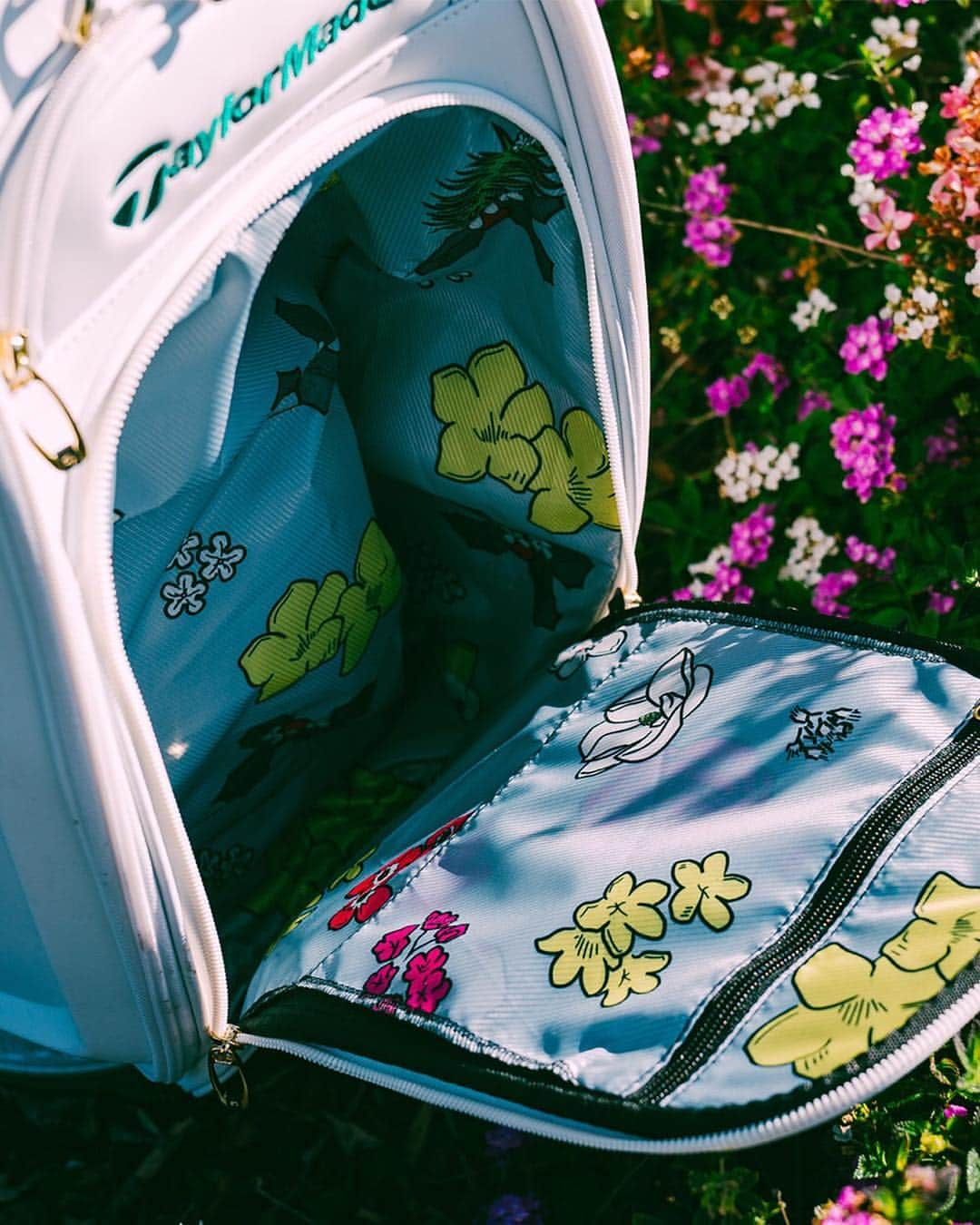 テーラーメイド ゴルフさんのインスタグラム写真 - (テーラーメイド ゴルフInstagram)「Azaleas, yardages, and jumpsuits. 🌺🌺🌺 Our 2019 Season Opener staff bag and accessories pay homage to the caddies, and the iconic uniforms they wear during the season’s first major. Hit the link in our bio to shop this commemorative collection.」4月3日 1時00分 - taylormadegolf