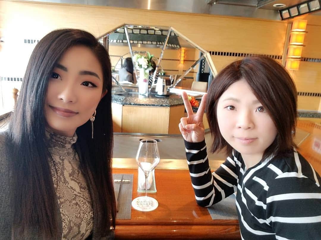 永吉令奈のインスタグラム：「もう何年一緒におるか分からんくなってきたぐらい長年の付き合いになる相棒とランチを贅沢に💓  食べた後umieで買い物してて、フランフランでいちごを育てるキットを見つけて二人とも購入🍓🍓✨✨ 実るまで半年😂👍 几帳面と大雑把が極端すぎる私には試練(笑) 🍓が実るとともに何かを果たせるような気がしてきた✊  さあ、種を巻きます🙋  みさいつもありがとう❤️ #神戸ランチ #神戸鉄板焼 #鉄板焼ランチ #ステーキ #ハンバーグ #クラウンパレス  #クラウンパレス神戸17階」