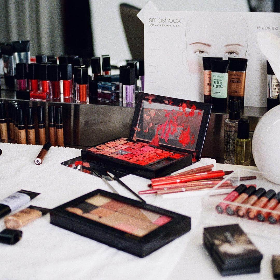 Smashboxのインスタグラム：「A behind the scenes moment from our Original Photo Finish Smooth & Blur Primer shoot, starring @alealimay. #BehindEveryGreatFace #SmashboxPrimer #CrueltyFree」