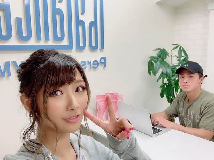 高橋由真さんのインスタグラム写真 - (高橋由真Instagram)「今日はタイトなスケジュールでISMの入社式の前に @t.balance でジムってきたぞ( ᐛ)ﾊｧ…ｯ!! . ちょっと久々になったから、結構辛かったああ😂ｗｗ . 動画は撮ってないけど、スクワットとか腹筋鍛えるやつとかその他もろもろやったから、絶対明日下半身と腹筋が痛くてやばいと思う( ˙-˙ )ｗｗ . でも筋肉痛嫌いじゃない🤤💕 . 次回もがんばろーーーー！！！ . . . #パーソナルトレーニング #ジム  #パーソナルトレーナー #すごい無表情 #頑張って目を見開いたらしいよ #美尻 #美脚 #目指すぞ #美容と健康」4月3日 1時03分 - yumachi1021