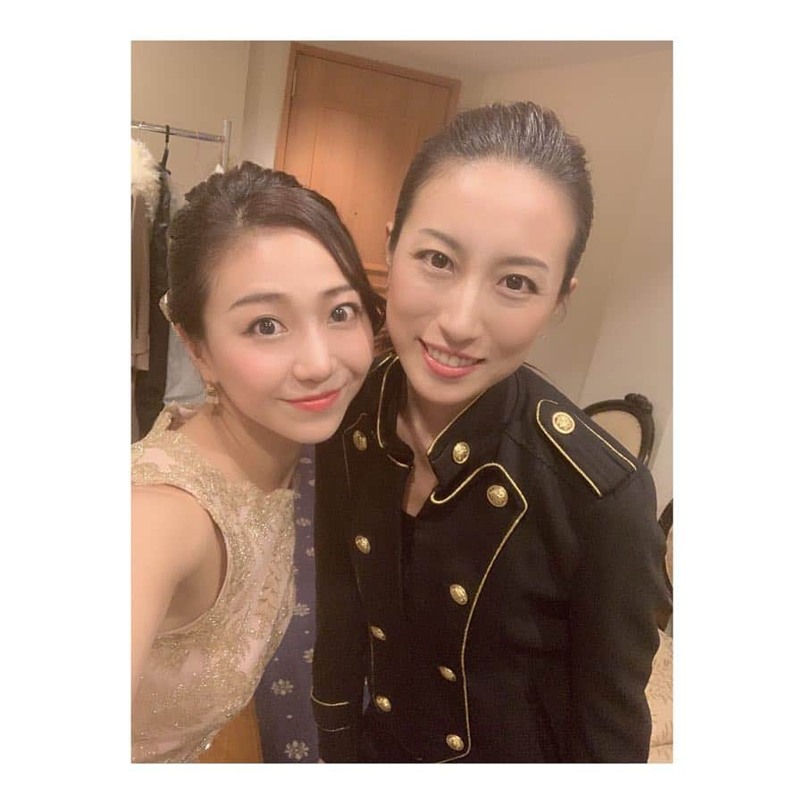 朝風れいさんのインスタグラム写真 - (朝風れいInstagram)「今日もゆきえと❤️❤️ ツーショット祭り😍 ・ ・ 歌のお仕事をさせて頂きましたが、「漫才みたい」と司会者の方に褒め言葉を頂きました٩( ᐛ )و｛ thanks！） 笑笑 ・ ・ 待ち時間に、真面目な話をしてたかと思えば、上海ミッキーのモノマネをして笑い転げたり… もう、苦しい… ・ ・ ・ そんないくつになっても思春期（←🤣）の私達は、お茶と旅行の約束をして別れました。 ・ ・ もう会いたいわぁー⸜(*ˊᵕˋ* )⸝‬ ・ ・ ・ #宝塚 #雪組 #og  #宝塚og #透水さらさ #ゆきえ #横浜 #ホテルニューグランド #景色最高 #ピース ✌︎ #今どき #しないのに #ついしてしまう #平成も終わるのに #昭和感 #それも #ゆるゆる な #やーつ」4月3日 1時15分 - rei.wd