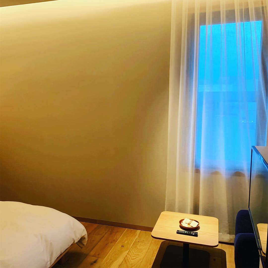 西田善太さんのインスタグラム写真 - (西田善太Instagram)「世界で３つめ、日本で初めてのMUJI HOTELに試泊、無印良品銀座の6階から上が70室強の客室に。ホテルの部屋は広さではないよね。何にでもすぐ手が届く繭のような巣のような感覚が感じ良い。こちらも4日オープン。もう予約でかなり埋まってるとか。編集部まで歩いて10分だから、明日は感じ良く寝坊します。 #MUJIHOTEL」4月3日 1時09分 - zentanishida