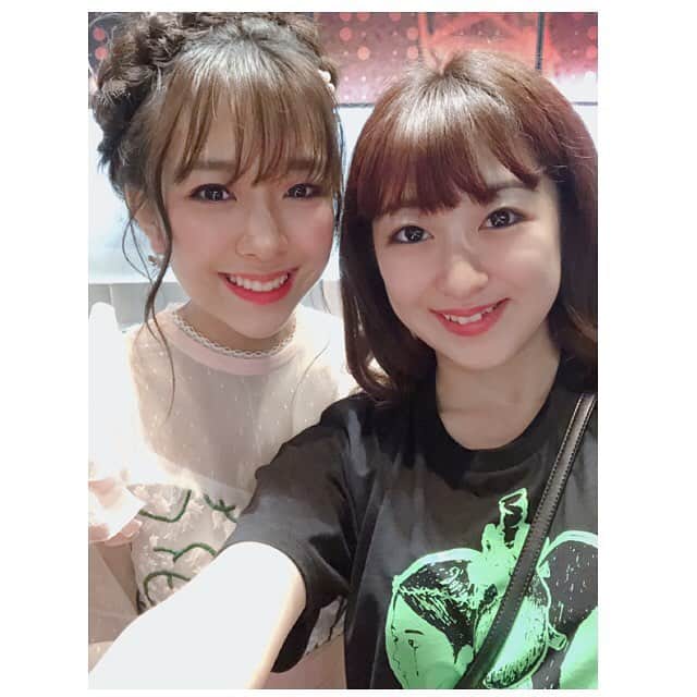 のインスタグラム：「วันนี้ รินะ มา ดู หนัง ของ @mewnich.bnk48official ค่ะ🍿 รินะ ชอบ หนัง ผี ค่ะ👻 ดังนั้น สนุก มาก เลย ค่ะ🤣💕💕 แล้ว ก็ น้องMewnich น่ารัก มาก และ เก่ง มาก ค่ะ😭💕 รัก Mewnich มาก ขึ้น ค่ะ😍💕 เก่ง มาก จริงๆ ค่ะ😲💕💕💕 ประทับใจ มาก ค่ะ😭💕 ร้องไห้ ด้วย ค่ะ😭555 รัก Mewnich มาก เลย~~~~~😘💕💕 ทุกคน ก็ ไป ดูหนัง Sisters นะคะ♪  今日はMewnich(ミューニック)の映画を見てきました🍿 莉奈ホラー映画大好きなの👻 だからめっちゃ楽しかった🤣💕💕 そしてMewnich(ミューニック)が可愛いくて可愛くて😭💕 凄い良かった！！ Mewnich(ミューニック)のことがもっと大好きになりました😍💕 本当に凄い良かった😲💕💕💕 めっちゃ感動しました😭💕 めっちゃ泣きました😭笑 Mewnich(ミューニック)大好きだよー😘💕💕 みんなも是非Sisters見に行ってね♪  #mewnichbnk48 #sisters #izurinabnk48 #izutarinabnk48 #bnk48 #welovebnk48 #伊豆田莉奈 #いずりな」