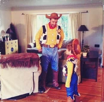 ジャスティン・ティンバーレイクさんのインスタグラム写真 - (ジャスティン・ティンバーレイクInstagram)「This is me and my buddy Brody, dressing up on his birthday a few years ago. Today I’m wearing blue in support of him, and #AutismAwarenessMonth. Take the time to spend some time with someone on the spectrum. 🧩」4月3日 1時16分 - justintimberlake