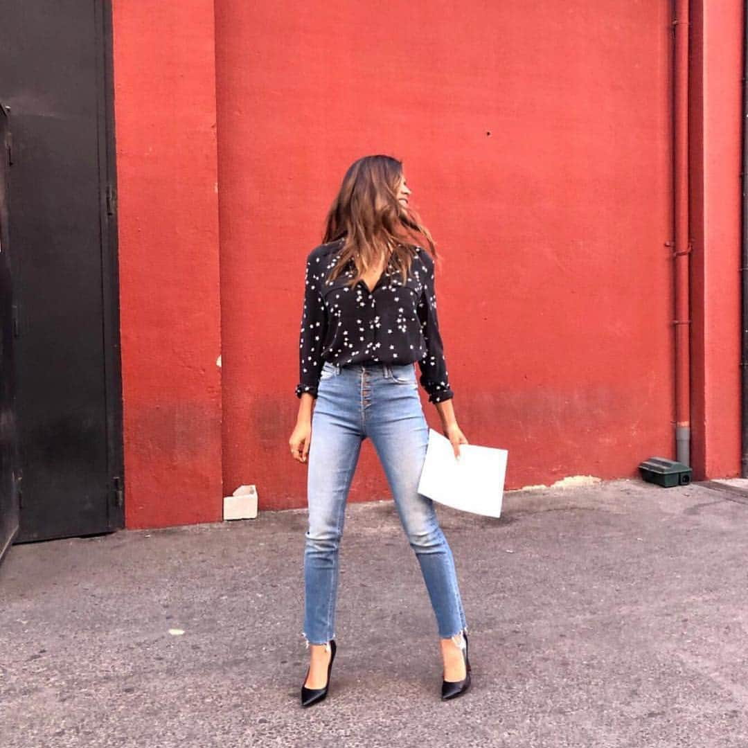 motherdenimさんのインスタグラム写真 - (motherdenimInstagram)「Walk This Way 🚶‍♀️ | @saracarbonero wearing The Pixie Dazzler Ankle Fray in Secret Sister」4月3日 1時18分 - motherdenim