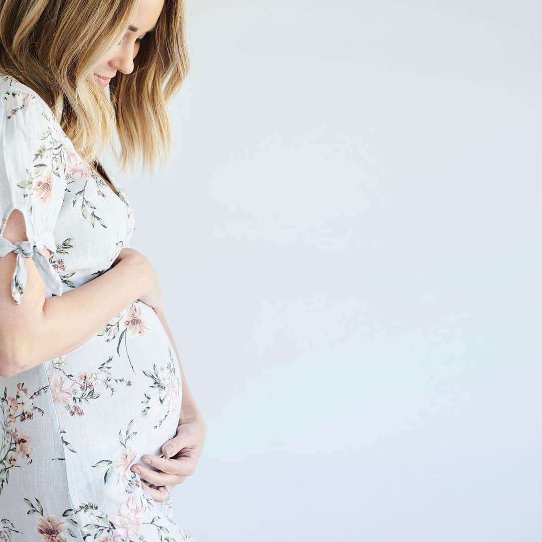 ローレン・コンラッドのインスタグラム：「It’s been hard to keep this one to myself! Very excited to share that our family will be getting a little bigger this year 👶🏼」