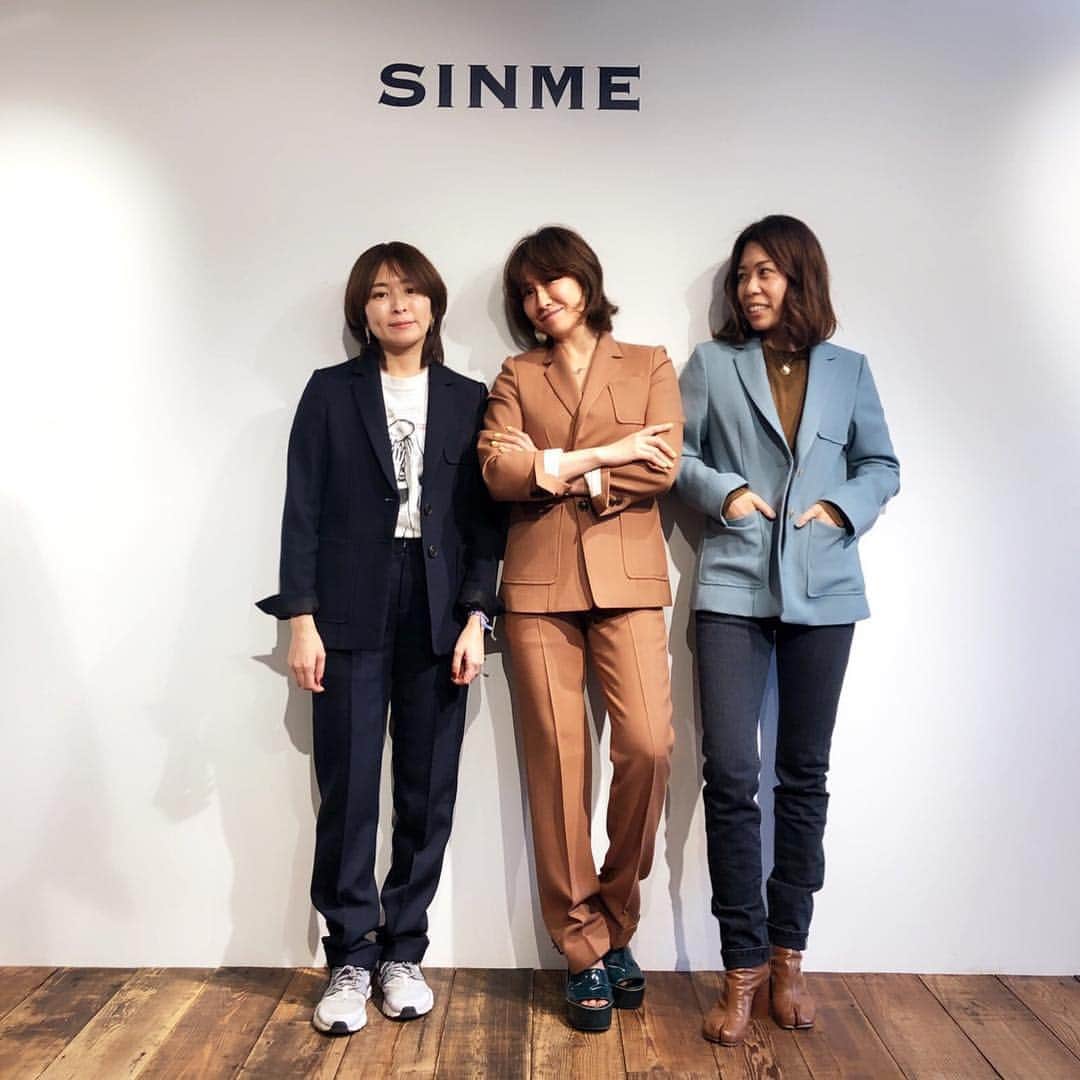 風間ゆみえのインスタグラム：「SINME/2019 FW展示会へ 今シーズンのお気に入りウールジャケット、パンツのスーツスタイル もちろん、上下で色を変えても素敵ね。 サックスブルーのジャケットにキャメルのボトムとか、ネイビーのジャケットにサックスブルーのボトムもいいな…。 キャメルを着た私は、写真のようにMのサイズ感でぴったりいい雰囲気だけど、ネイビーならSのサイズ感で着たいなと思ったり… 選ぶサイズで着こなし方がずいぶんと変わるので、これがまた楽しい^_^✨ @sinmedenim  @yukaitaya  #yumie_k_style」
