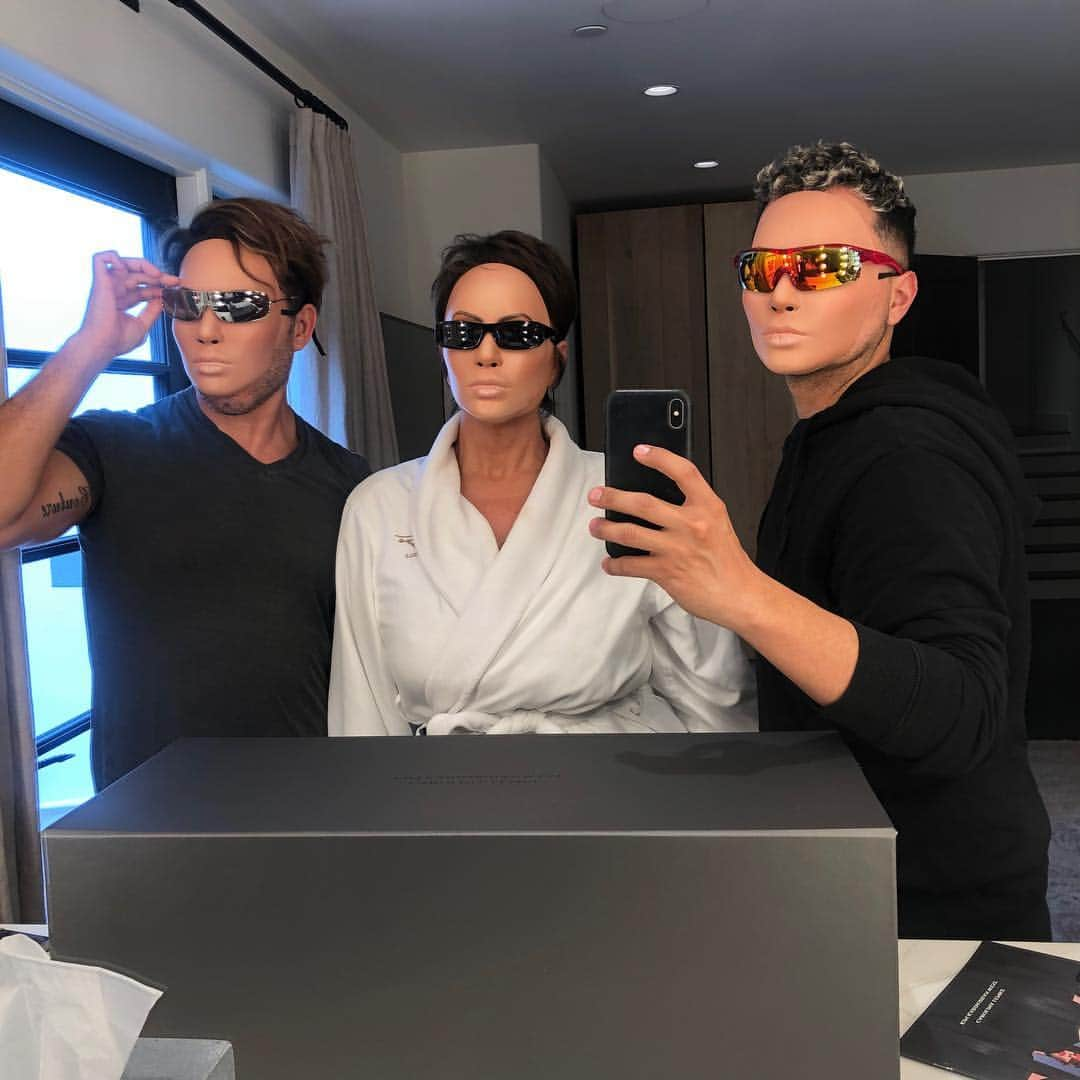 クリス・ジェンナーさんのインスタグラム写真 - (クリス・ジェンナーInstagram)「We are ready for your @carolinalemkeberlin sunglasses launch, @kimkardashian!! Go to CarolinaLemke.com at 12pm pst to shop @etienneortega @jorgeserranohair 😎」4月3日 1時42分 - krisjenner