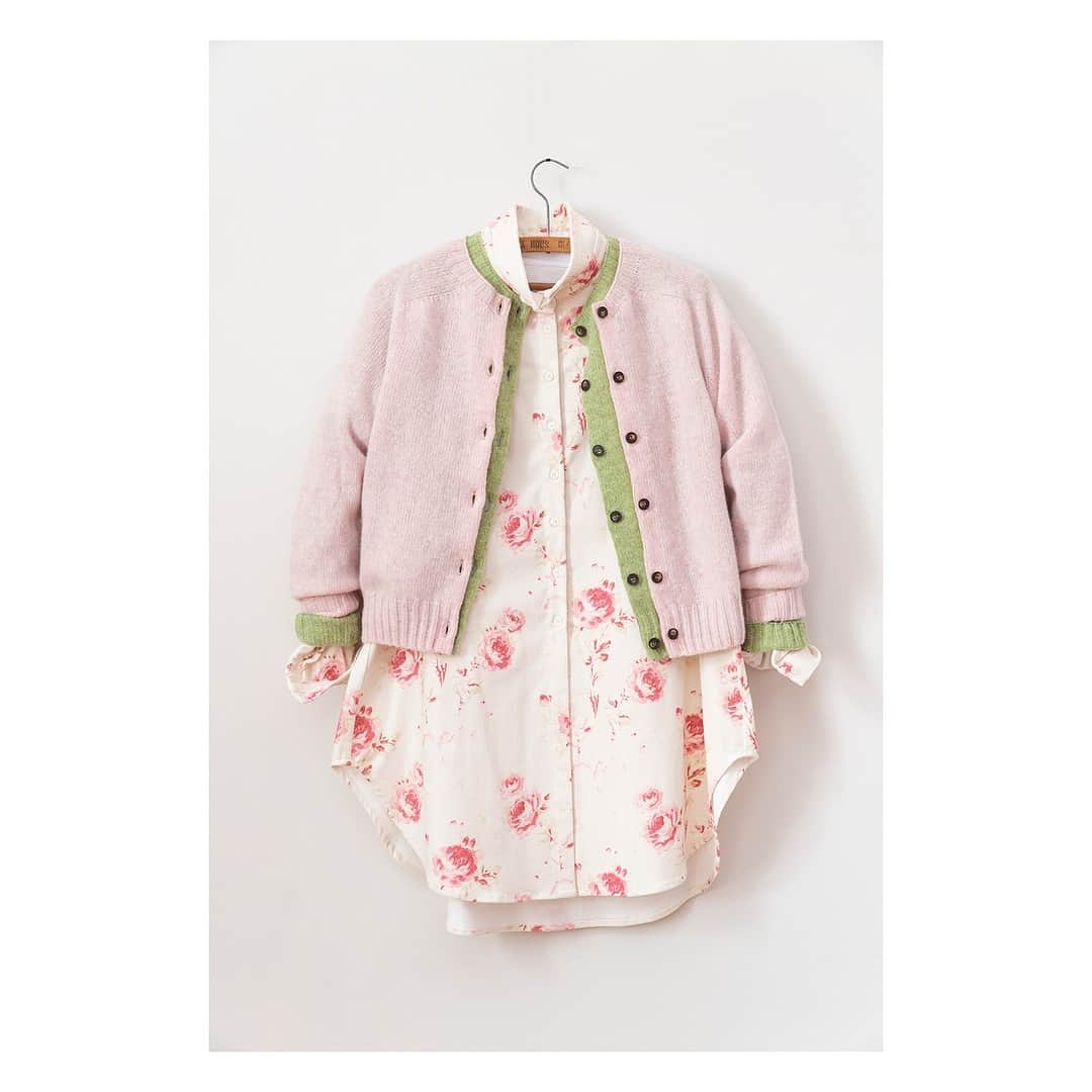 キャベジズ&ローゼズのインスタグラム：「On a field of roses ❤ Tap to shop the Holly Shirt featuring our bepoke Rosie Velvet print and the Lily Cardigans in delicious pink and green 💖💚 #springarrivals #velvetshirt #floralshirt #madeinengland🇬🇧 #printedinengland #pinksweater #greensweater #springfashion #cabbagesandroses #cabbagesandrosesfashion」