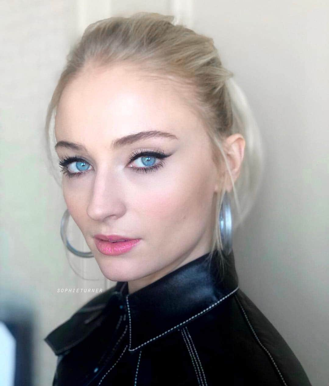 ソフィー・ターナーさんのインスタグラム写真 - (ソフィー・ターナーInstagram)「@sophiet today for GoT season 8 press day! 👗 by @kateyoung 💇🏼‍♀️ by @cwoodhair 💄 by @georgieeisdell」4月3日 1時48分 - sophieturner