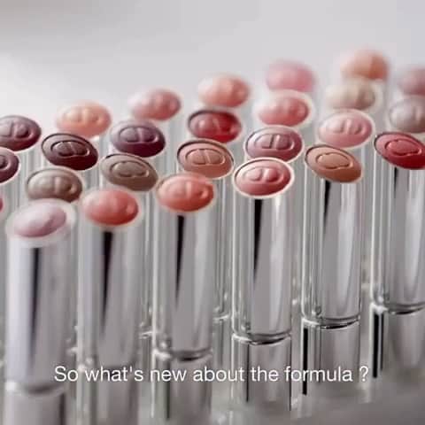 のインスタグラム：「Find out more about the new Dior Addict Stellar Shine Lipstick with @peterphilipsmakeup , Creative and Image Director of Dior Makeup, who takes us behind the scenes of his latest creation! • #diormakeup #dioraddict #bediorbepink #dioraddictstellarshine @diormakeup」