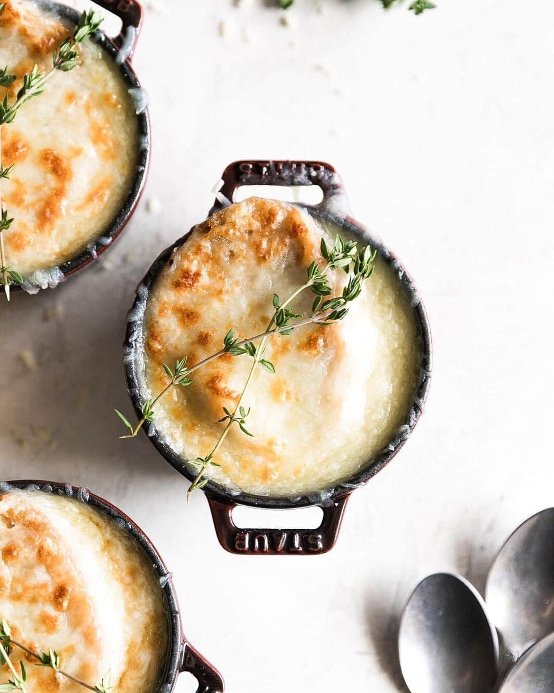 Staub USA（ストウブ）さんのインスタグラム写真 - (Staub USA（ストウブ）Instagram)「Our French-made cast iron and @asassyspoon's French Onion Soup? A match made in 𝘱𝘢𝘳𝘢𝘥𝘪𝘴. 🇫🇷」4月3日 2時00分 - staub_usa