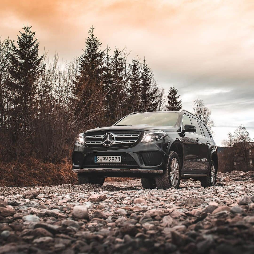 メルセデス・ベンツさんのインスタグラム写真 - (メルセデス・ベンツInstagram)「Luxury and strength combined in one SUV. 📸: @marcel_lo_loca for #MBsocialcar ______________________________ [Mercedes-Benz GLS 500 4MATIC | Kraftstoffverbrauch kombiniert: 12,3 l/100 km | CO2-Emissionen kombiniert: 280 g/km | mb4.me/RechtlicherHinweis/] . #Mercedes #MBCar #Cars #Cartastic #carsofinstagram #InstaCar #GLS500 #travel #MercedesBenz #MercedesGLS」4月3日 2時00分 - mercedesbenz