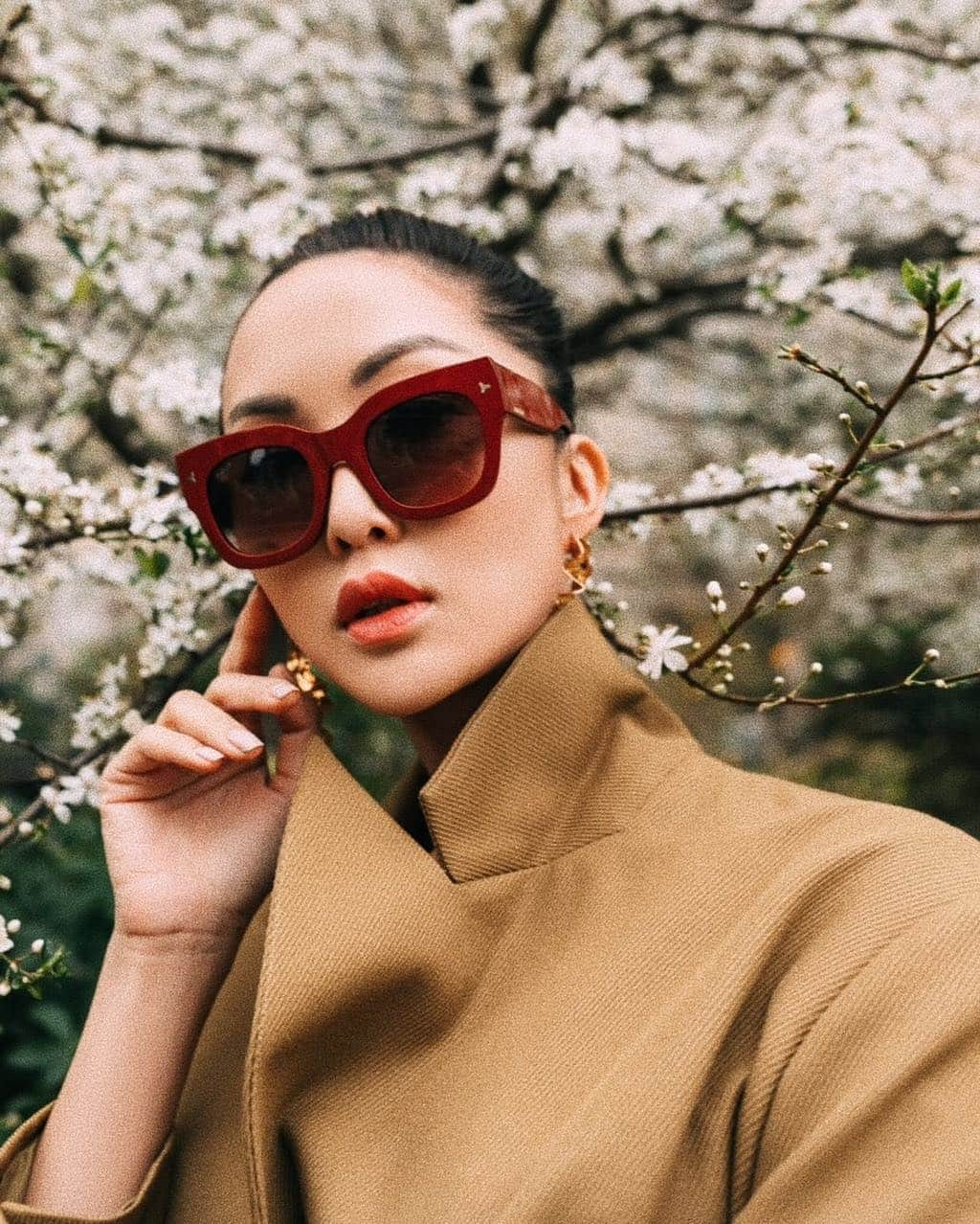 クリッセル・リムさんのインスタグラム写真 - (クリッセル・リムInstagram)「It’s all in the details 😎 @bally #BallyEyewear #AwayWithBally」4月3日 2時04分 - chrisellelim