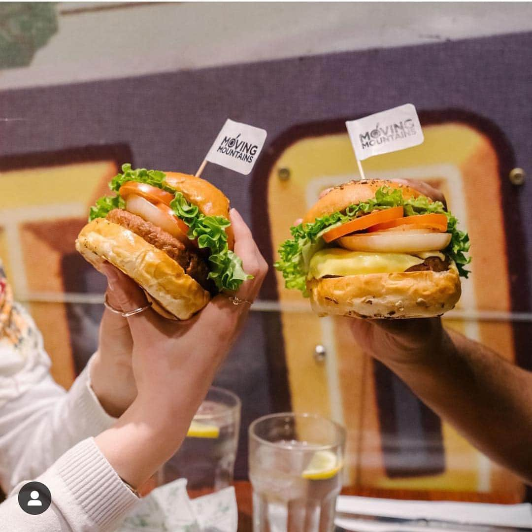 Kua 'Aina UKさんのインスタグラム写真 - (Kua 'Aina UKInstagram)「Idiom of the day: “If the mountain will not move to Kua ’Aina, then Kua ‘Aina must move to the mountain.” #vegan #bestvegan #veganburger @movingmountainsfoods」4月3日 2時05分 - kuaainauk