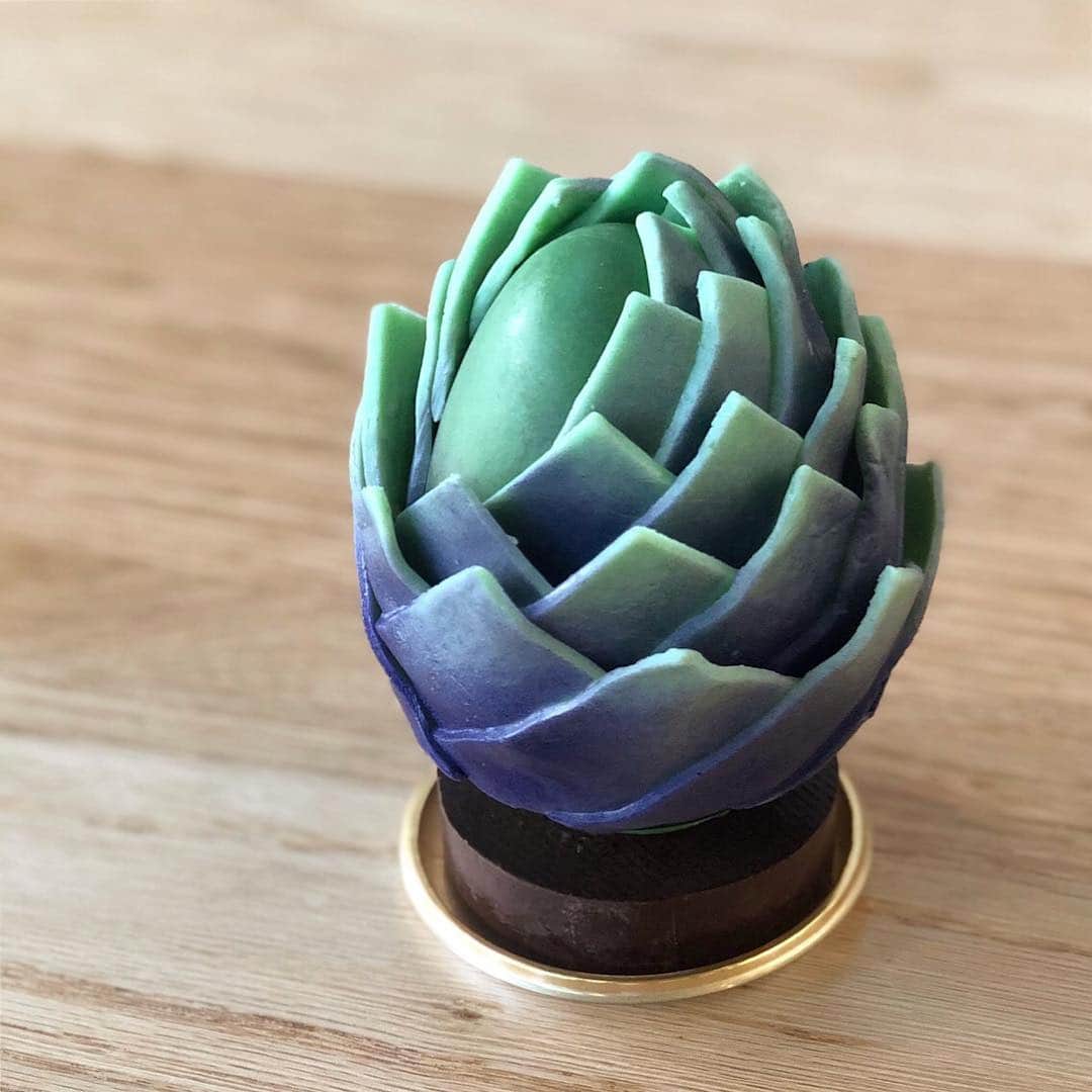 DOMINIQUE ANSEL BAKERYさんのインスタグラム写真 - (DOMINIQUE ANSEL BAKERYInstagram)「When it’s Easter in sunny LA, our Easter eggs are farmers market artichokes, with a chocolate egg hidden at the center surrounded by hand-placed chocolate petals. Available April 8-21 at @DominiqueAnselLA. Preorders are up at DominiqueAnselLA.com for pick-ups. #happyeaster #easteregg」4月3日 2時05分 - dominiqueansel