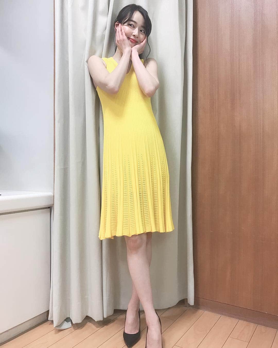 TBS「ビジネスクリック」さんのインスタグラム写真 - (TBS「ビジネスクリック」Instagram)「記念すべきデビュー日の衣装は〜！？ 明るく元気なあすかさんにピッタリの 黄色いワンピースでした！💛 とっても綺麗な色でよくお似合いです！ 色んな衣装のあすかさんが 見れるビジネスクリック！！！ これは見るしかないですよ〜！？👀 来週の衣装もお楽しみに！🥺🥺🥺 #ビジネスクリック #ビジクリ #tbs #中城あすか #黄色ワンピース #💛」4月3日 2時06分 - business_click