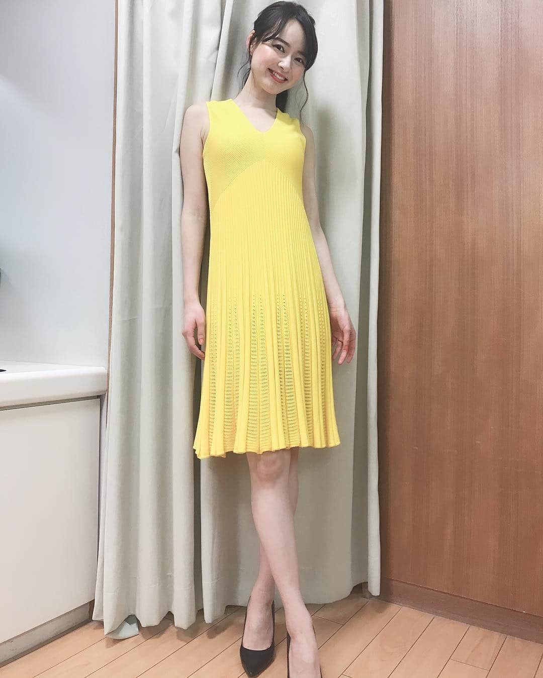 TBS「ビジネスクリック」さんのインスタグラム写真 - (TBS「ビジネスクリック」Instagram)「記念すべきデビュー日の衣装は〜！？ 明るく元気なあすかさんにピッタリの 黄色いワンピースでした！💛 とっても綺麗な色でよくお似合いです！ 色んな衣装のあすかさんが 見れるビジネスクリック！！！ これは見るしかないですよ〜！？👀 来週の衣装もお楽しみに！🥺🥺🥺 #ビジネスクリック #ビジクリ #tbs #中城あすか #黄色ワンピース #💛」4月3日 2時06分 - business_click