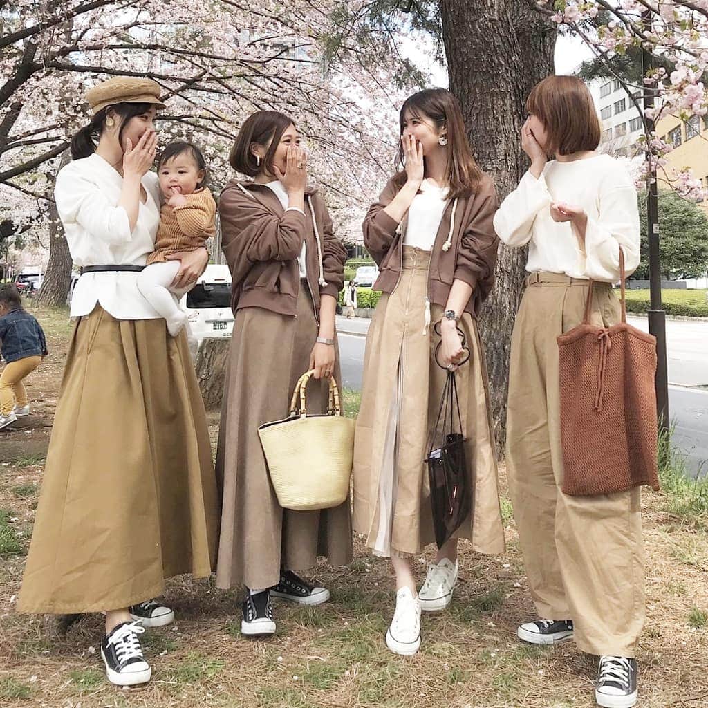 Eri Satoのインスタグラム：「お花見リンクコーデ · 今日はいつものメンバー @haruru0724 @yuca0614 @t_aya_rs 親子とお花見🌸 · 寒かったけど桜は綺麗だった✨ 男子は4歳と5歳なんだけどみんな体格ほぼ同じ😲 ずっと #青鬼 ごっこしてました👹 なんであんなに青鬼好きなの？女子なら絶対やらないよね？😂 ·  #お花見#シミラールック #mamagirl#locari#コーディネート#ママコーデ#ママファッション #プチプラ#プチプラコーデ #partegram#桜#リンクコーデ#ママモデル #l4like #instagood#outfit #simple #coordinate  #fashion #casual #コーデ#シンプルファッション#カジュアル #style #お洒落さんと繋がりたい #code #ファッション#ootd」