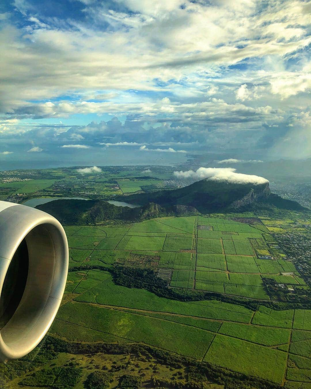 KLMオランダ航空さんのインスタグラム写真 - (KLMオランダ航空Instagram)「Hi there beautiful Mauritius. #KLM #RoyalDutchAirlines #flyKLM 📸 by @dareshegoes⁣⠀ •⠀ •⠀ •⠀ #Mauritius #travel #travelling #crewlife #windowseat #nature #island #windowview #view #viewfromthetop #dreamliner #boeing787」4月3日 2時27分 - klm