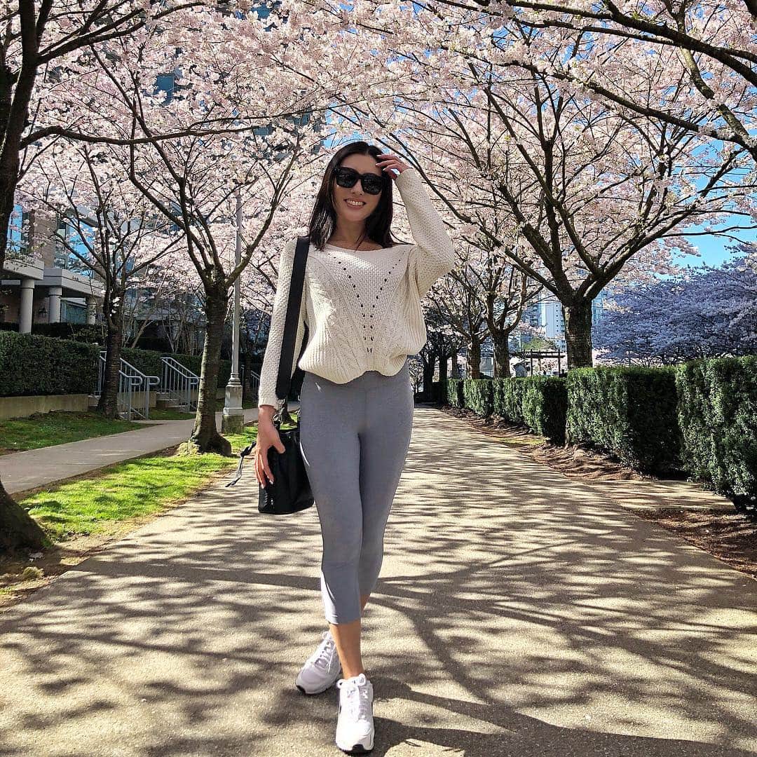 MayaTのインスタグラム：「Cherry blossoms everywhere🌸🌸🌸 #myneighbourhood」