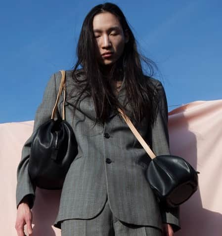 ロサモサさんのインスタグラム写真 - (ロサモサInstagram)「Jisoo and his two super classic rosa mosa Helmet bags ~ photo: @yasminahaddad  styling: @rike_hemedinger_ ~ #bigbag #blackbag #coolbag #fashionbag #fashionbags #itsabagsworld」4月3日 2時31分 - rosamosavienna