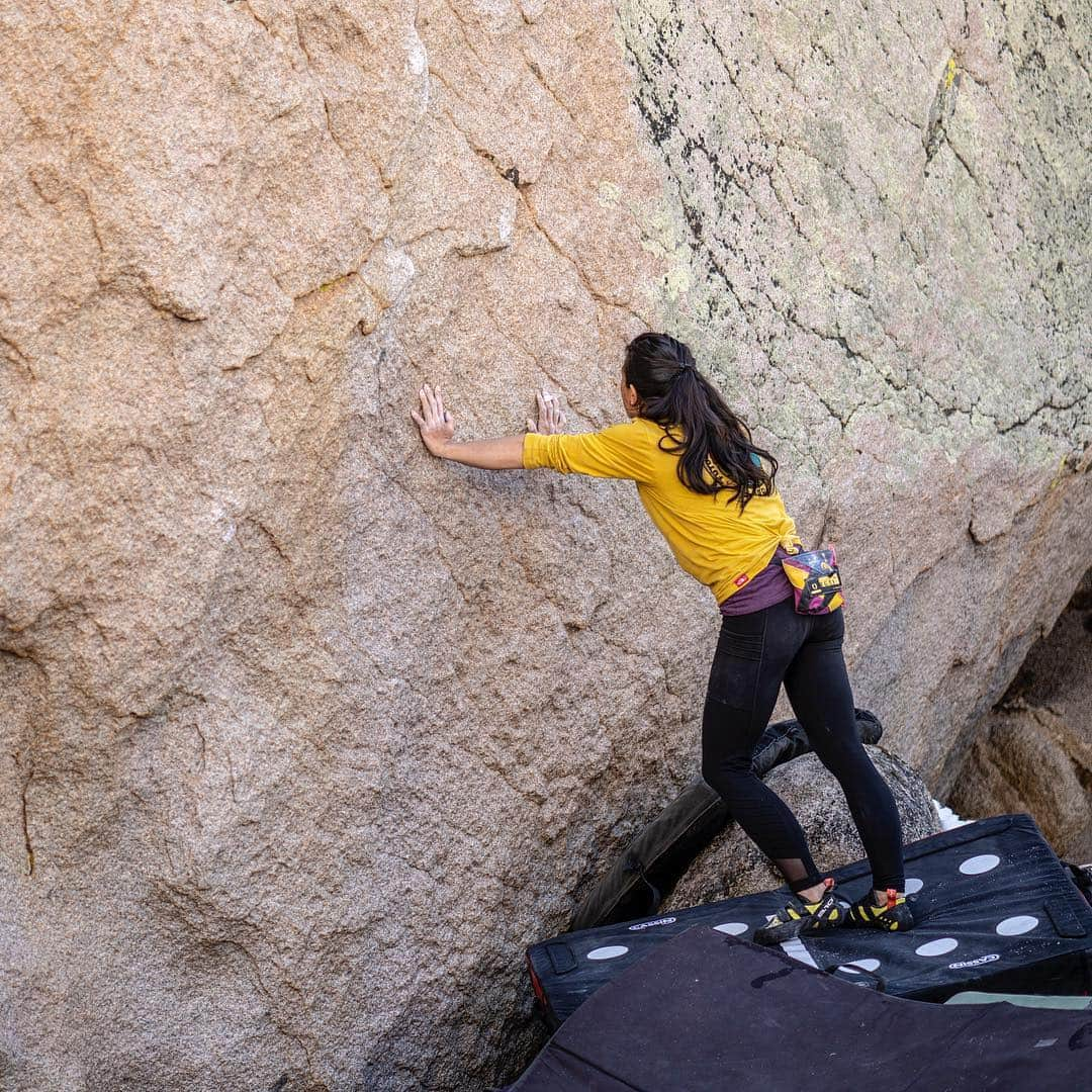 ニーナ・ウィリアムズさんのインスタグラム写真 - (ニーナ・ウィリアムズInstagram)「Before starting up Too Big to Flail, I pressed my palms against the rock and thought of words taught to me earlier. “Tubi Ja’a” means grandmother rock in the Paiute language. “Manahobu” means thank you. . During my time in #Payahuunadü, the Place of Flowing Water, I met with Jolie from @indigenouswomenhike to learn more about the connection between the Paiute tribe and their ancestral homelands. Their ties to Payahuunadü span generations longer than any other people can claim. During our talk, Jolie and I discussed the relationship between the tribe and the climbers. We recreate on Paiute land and return to our homes. This land, though, is their home. Jolie asked me to consider what I could give back to the land in return. . Payahuunadü has given me some of the best experiences of my life. During my visit, I shared my love of climbing with the next generation of Paiute members in hopes that they develop an even greater love for a place that has belonged to them for time immemorial. Their joyous curiosity inspired my own. . Manahobu, tubi ja’a. Manahobu Jolie, Shondeen, the kiddos, and everyone who gave me a glimpse into Paiute culture. I can only hope to give back a fraction of what has been given to me. There is much to be thankful for. . @oceangoingmonkey and @james_lucas 📸📸 #climbing #bouldering #Buttermilks」4月3日 2時35分 - sheneenagins