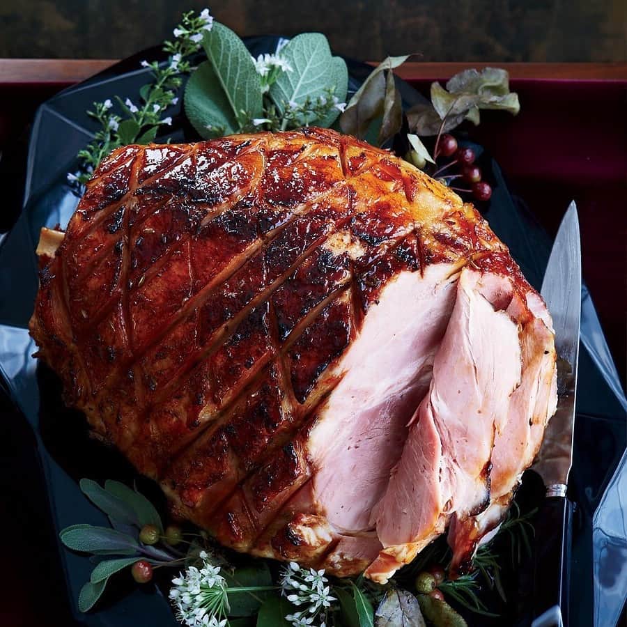 Food & Wineさんのインスタグラム写真 - (Food & WineInstagram)「Meet the star of your Easter dinner table: honey-bourbon ham. Tap the link in our bio to start planning your holiday meal early. 📷: @petrinatinslay」4月3日 2時35分 - foodandwine