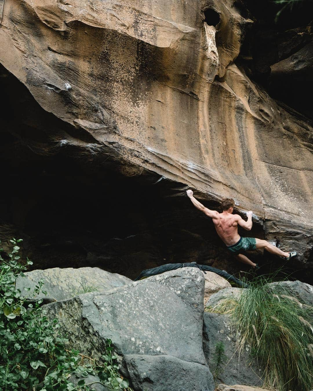 マグナス・ミトボのインスタグラム：「Vlog in the making🎬 From yesterday’s mission checking out some of the hidden boulders on the island. Photo: @christianrosillo with @eric.karlsson.bouldering  @norrona @scarpanorge #welcometonature」