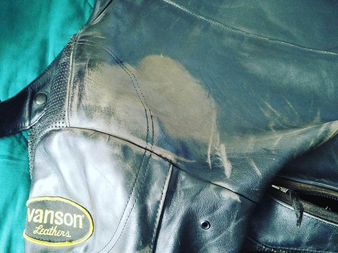 のインスタグラム：「Another customer’s skin saved by our garments. Here’s what they said: “Thanks for the protection...slid around 100 ft with my feet in the air. Your jacket protected my skin. So grateful to a great company !!” sincerely, Terry Schwartz #vansonleathers #leatherjacket #heirloomquality #vanson #leathers」